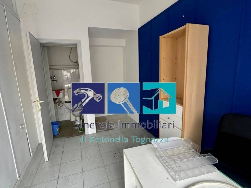 negozio in vendita ad Ancona in zona Piano San Lazzaro