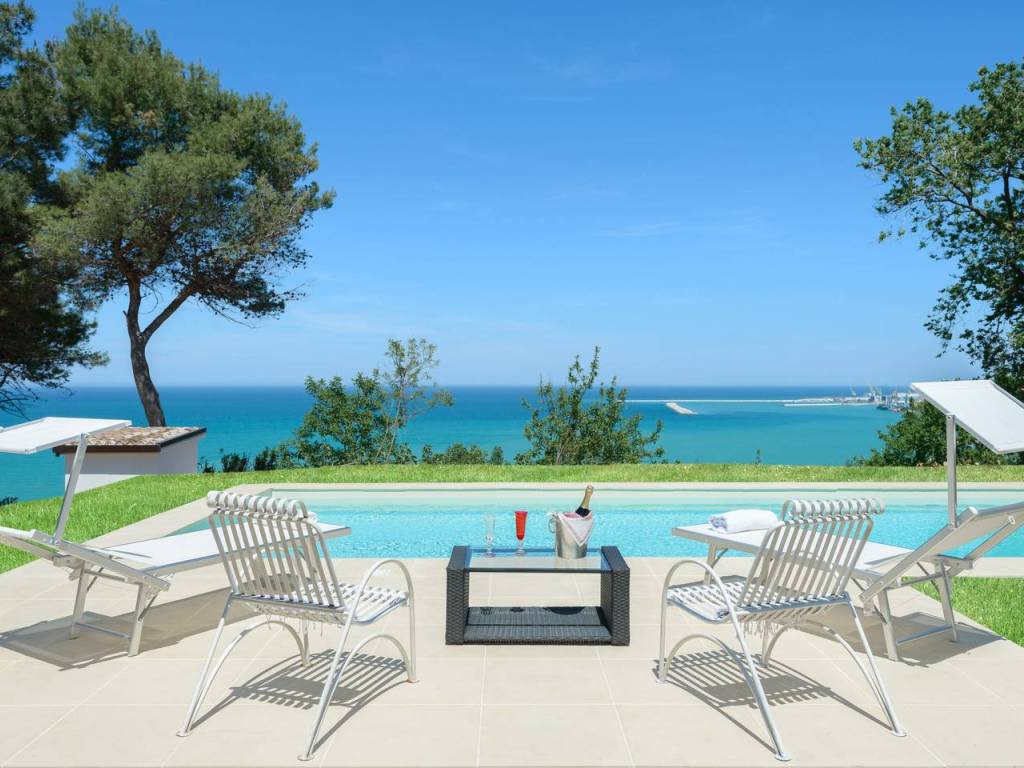 casa indipendente in vendita ad Ancona in zona Torrette