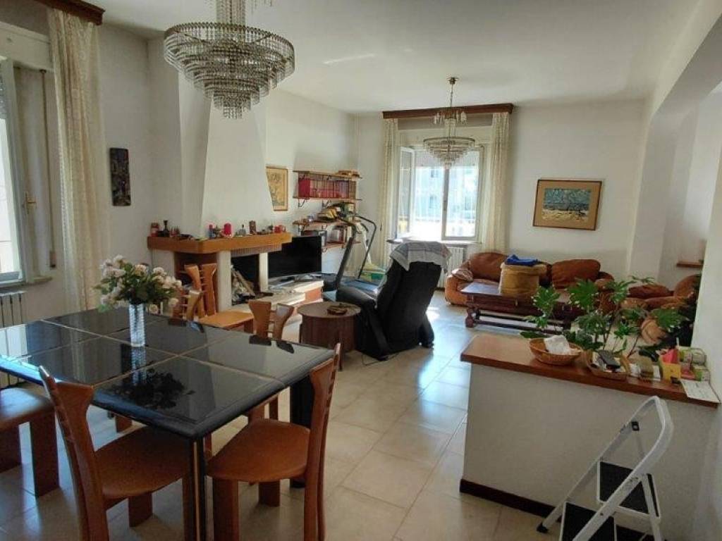 negozio in vendita ad Ancona in zona Collemarino