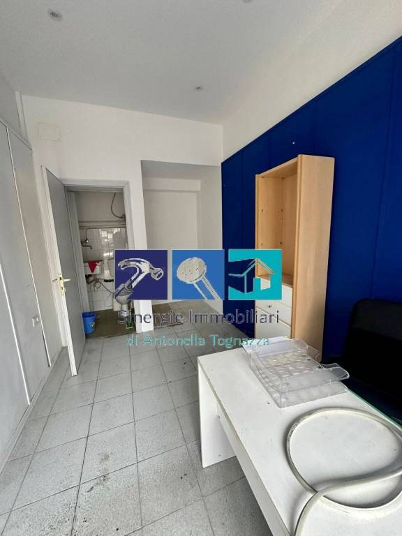 negozio in vendita ad Ancona in zona Piano San Lazzaro