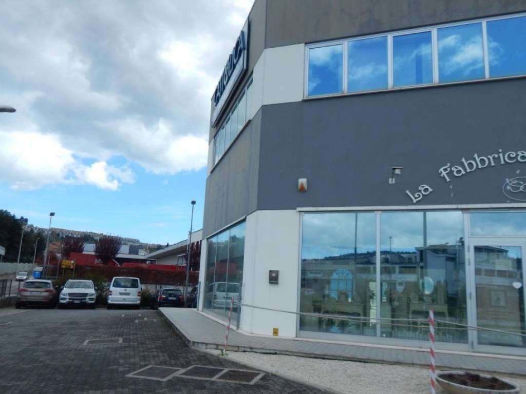 negozio in vendita ad Ancona in zona Piano San Lazzaro