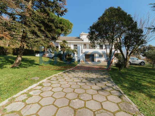 casa indipendente in vendita ad Ancona in zona Candia