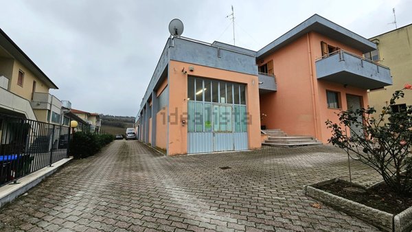 casa indipendente in vendita ad Ancona in zona Collemarino