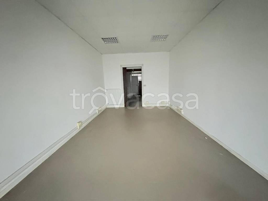 locale commerciale in vendita ad Ancona in zona Posatora