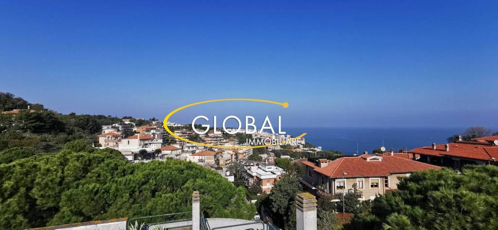 appartamento in vendita ad Ancona in zona Adriatico