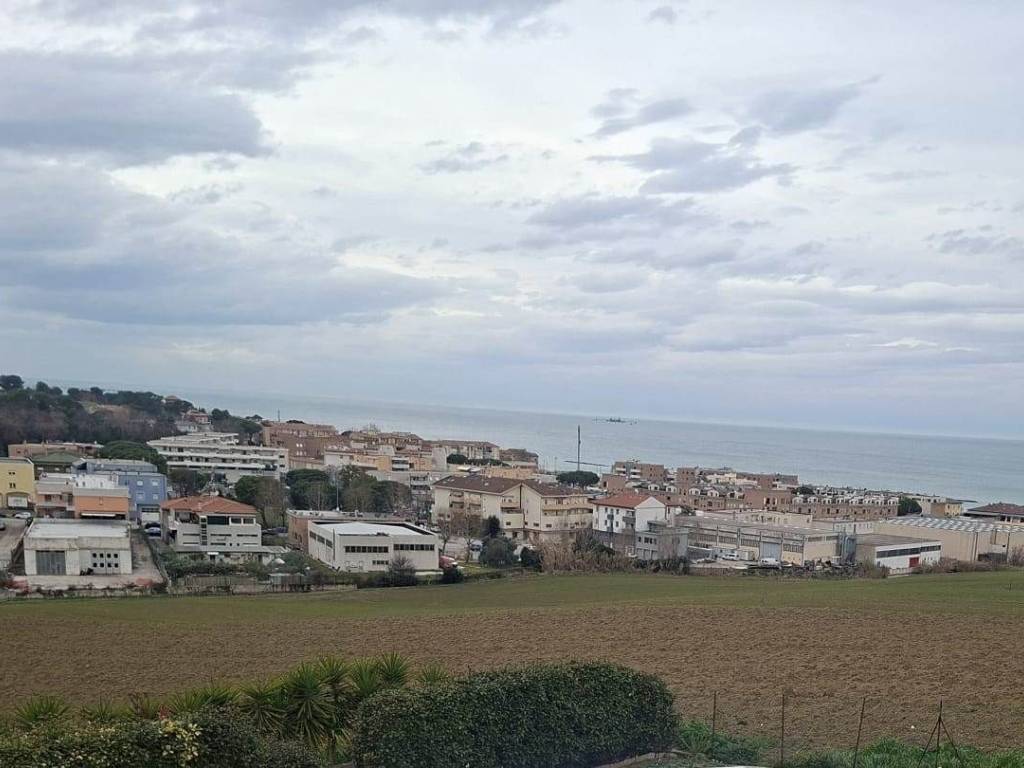 appartamento in vendita ad Ancona in zona Piano San Lazzaro