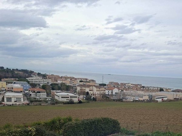 appartamento in vendita ad Ancona in zona Collemarino