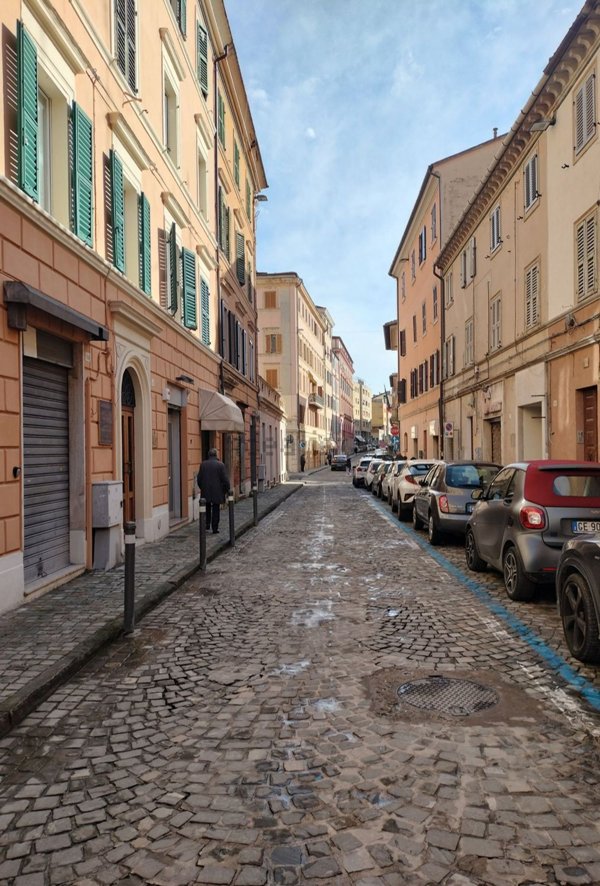 locale commerciale in vendita ad Ancona in zona Piano San Lazzaro