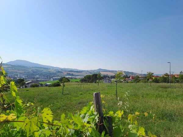casa indipendente in vendita ad Ancona in zona Candia