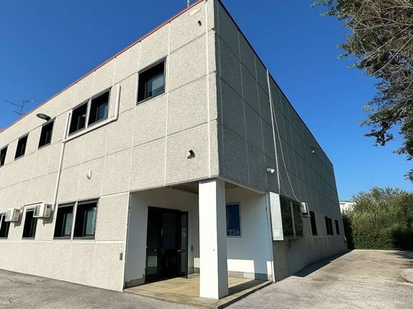 locale commerciale in vendita ad Ancona in zona Aspio di Ancona