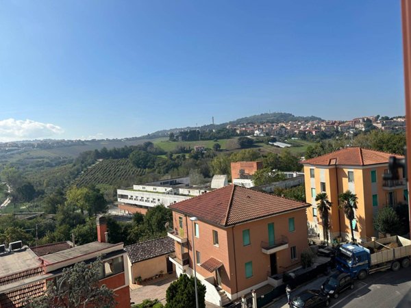 appartamento in vendita ad Ancona in zona Piano San Lazzaro