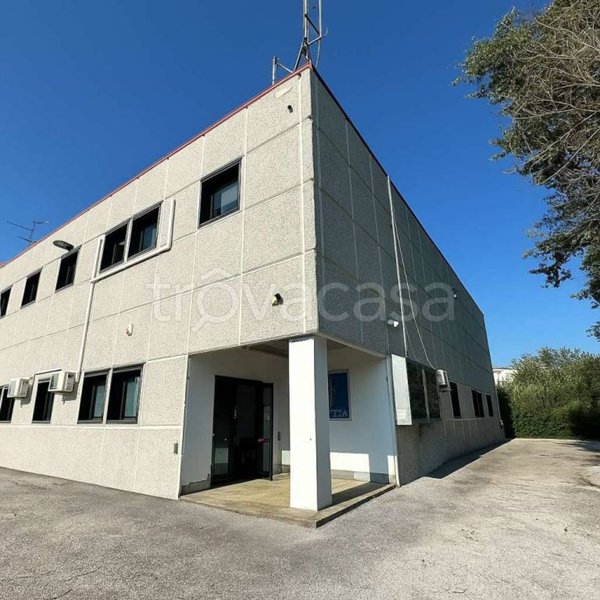 locale commerciale in vendita ad Ancona in zona Baraccola