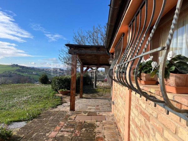 casa indipendente in vendita ad Ancona in zona Paterno