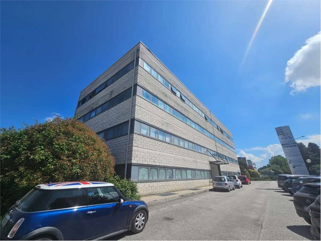 ufficio in vendita ad Ancona in zona Piano San Lazzaro