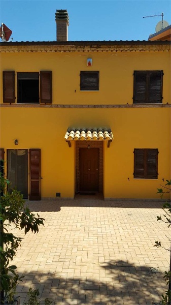 casa indipendente in vendita ad Ancona in zona Piano San Lazzaro