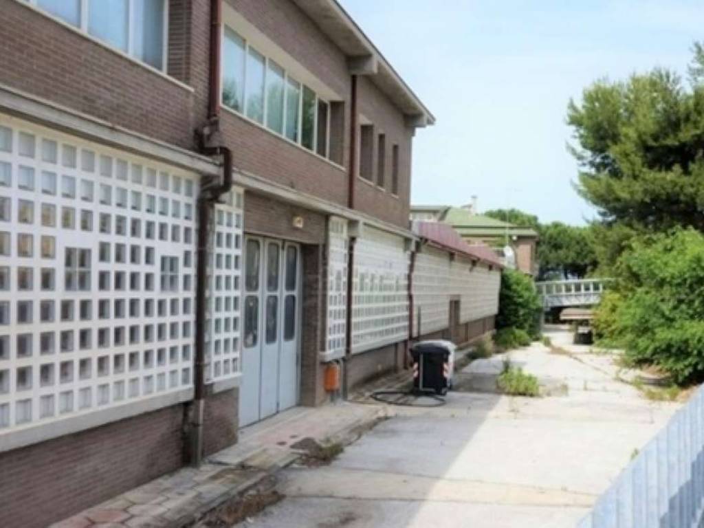 locale commerciale in vendita ad Ancona in zona Torrette