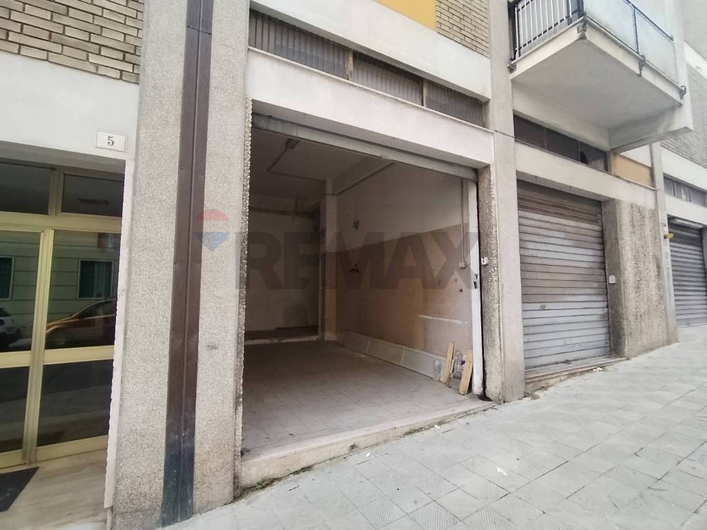 locale commerciale in vendita ad Ancona in zona Piano San Lazzaro