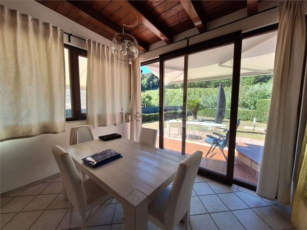 casa indipendente in vendita ad Ancona in zona Varano