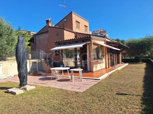casa indipendente in vendita ad Ancona in zona Varano
