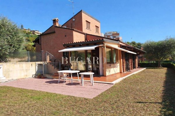 casa indipendente in vendita ad Ancona in zona Varano