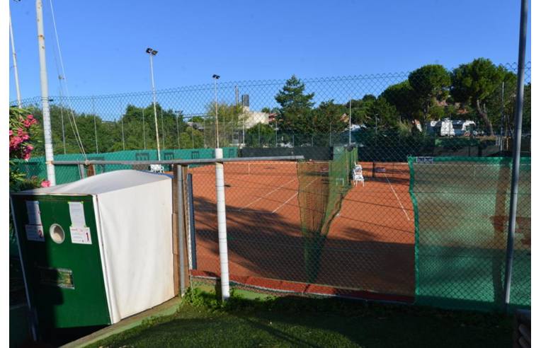 negozio in vendita ad Ancona in zona Montedago