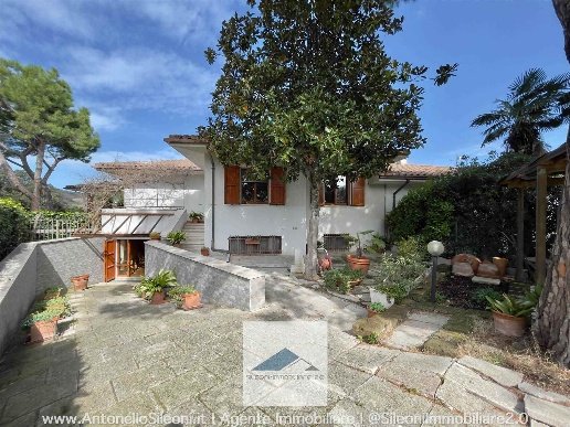 villa in vendita ad Ancona in zona Candia