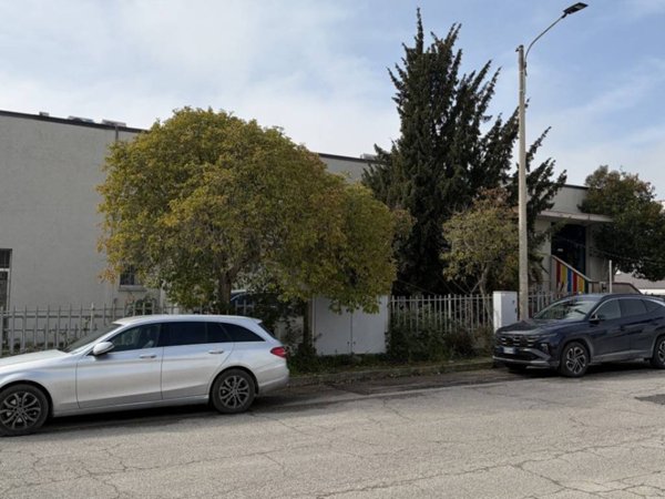 locale commerciale in vendita ad Ancona in zona Baraccola