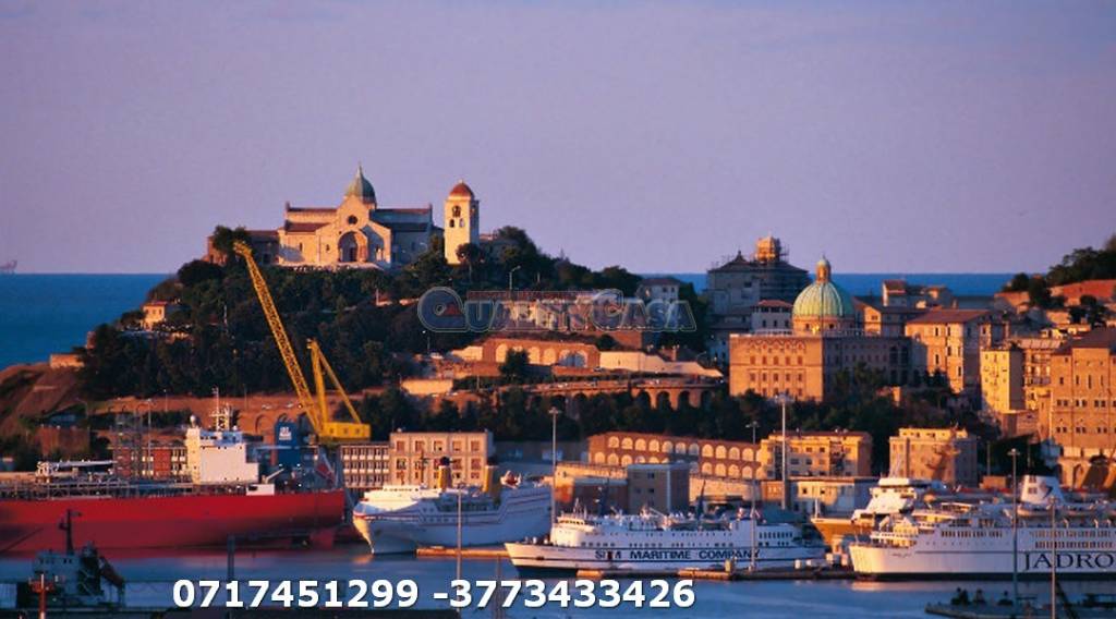 negozio in vendita ad Ancona in zona Varano