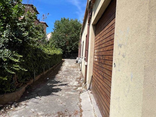 locale commerciale in vendita ad Ancona