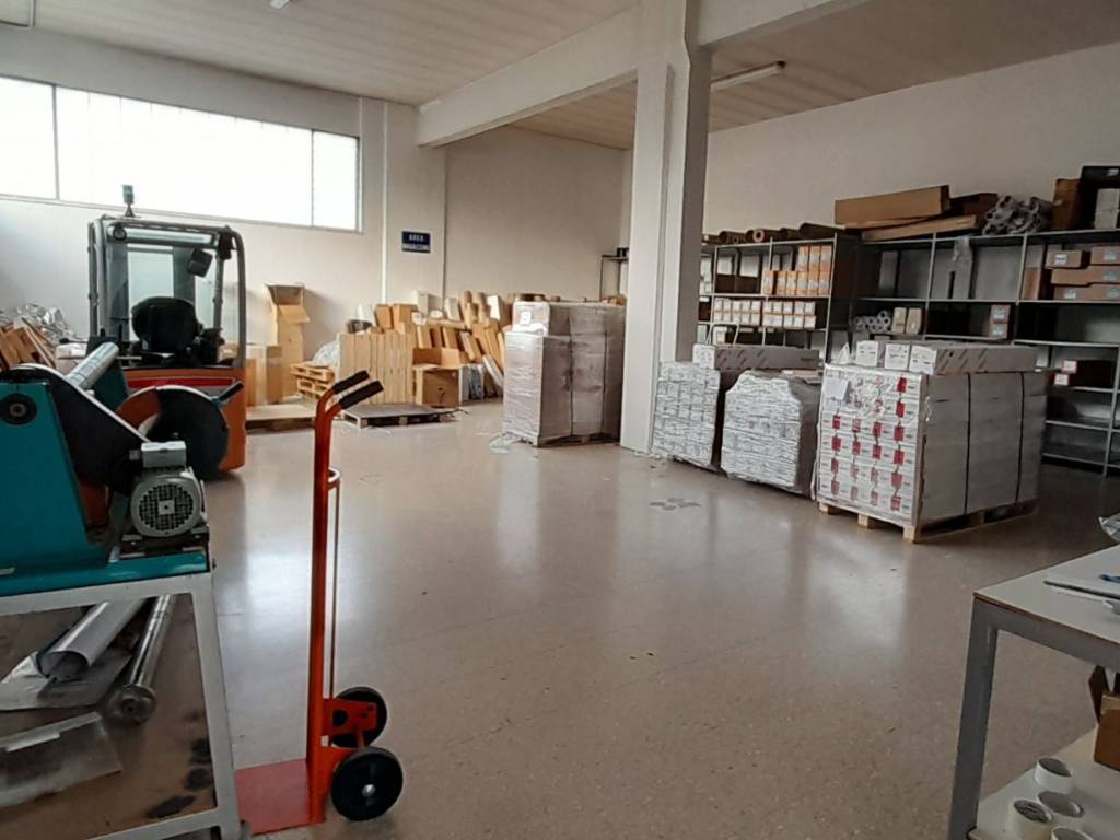 locale commerciale in vendita ad Ancona in zona Candia