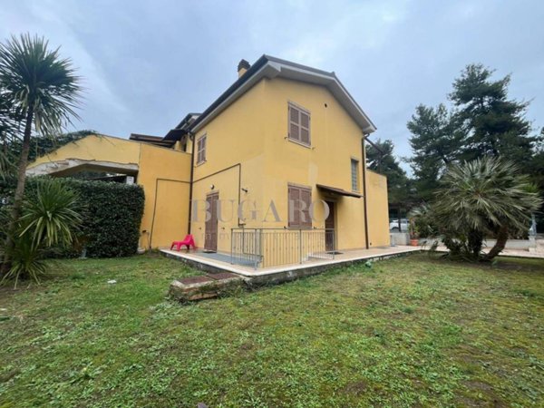 casa indipendente in vendita ad Ancona in zona Piano San Lazzaro
