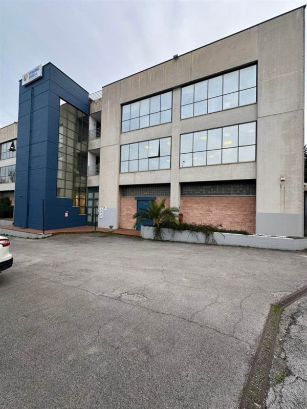ufficio in vendita ad Ancona in zona Pontelungo