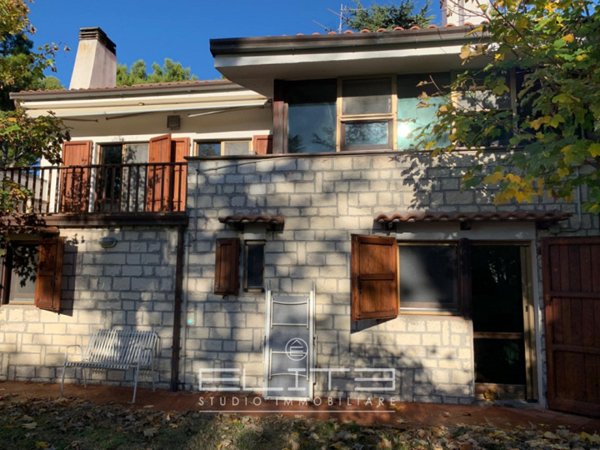 casa indipendente in vendita ad Ancona in zona Poggio d'Ancona