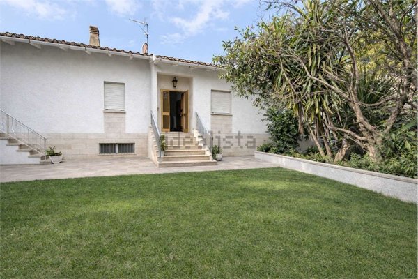 casa indipendente in vendita ad Ancona in zona Candia