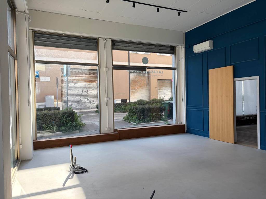 negozio in vendita ad Ancona in zona Palombare