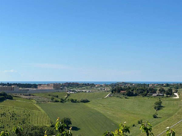 appartamento in vendita ad Ancona in zona Varano