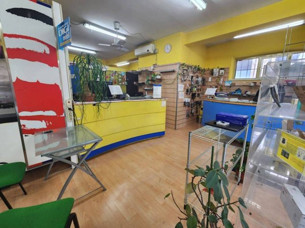 negozio in vendita ad Ancona in zona Delle Grazie