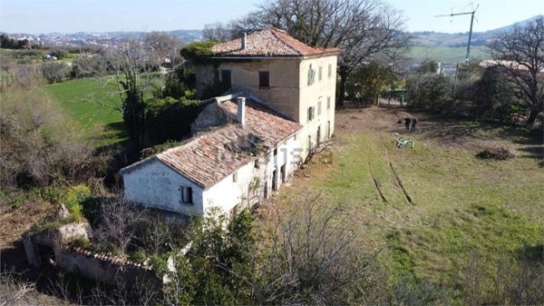 casa indipendente in vendita ad Ancona in zona Candia