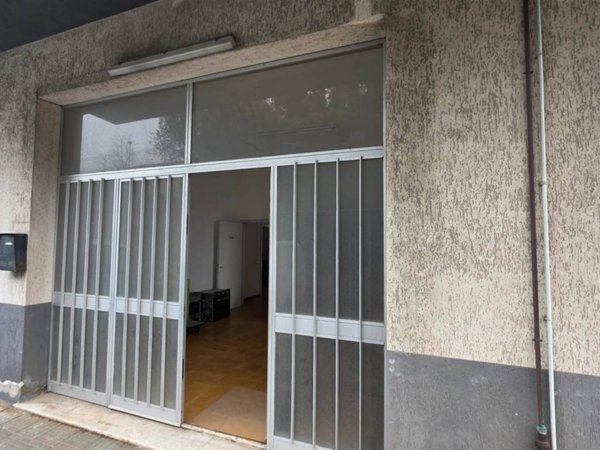 locale commerciale in vendita ad Ancona in zona Candia