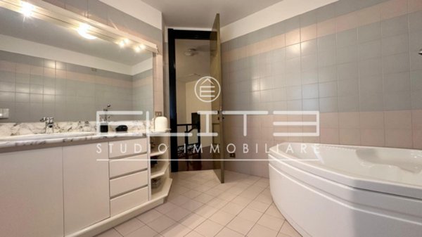 casa indipendente in vendita ad Ancona in zona Piano San Lazzaro