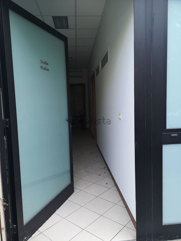 ufficio in vendita ad Ancona in zona Piano San Lazzaro
