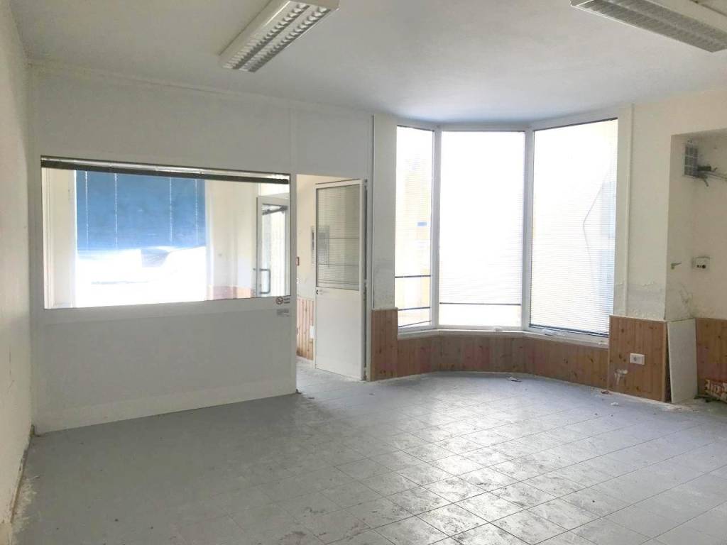 negozio in vendita ad Ancona in zona Piano San Lazzaro