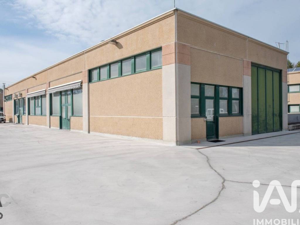 locale commerciale in vendita ad Ancona in zona Aspio di Ancona