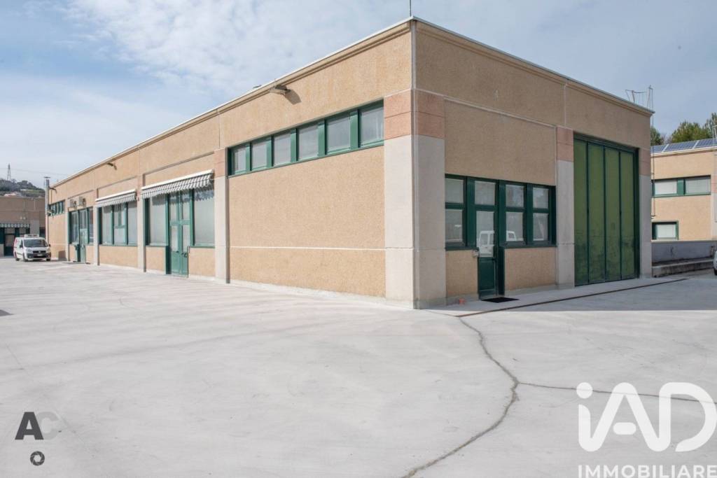 locale commerciale in vendita ad Ancona in zona Baraccola