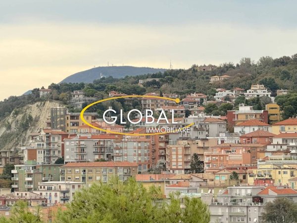 appartamento in vendita ad Ancona in zona Adriatico
