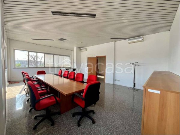 locale commerciale in vendita ad Ancona in zona Candia