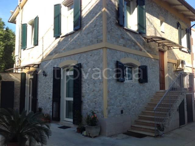 casa indipendente in vendita ad Ancona in zona Vallemiano