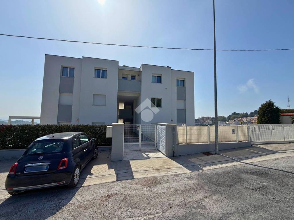 appartamento in vendita ad Ancona in zona Pietra La Croce
