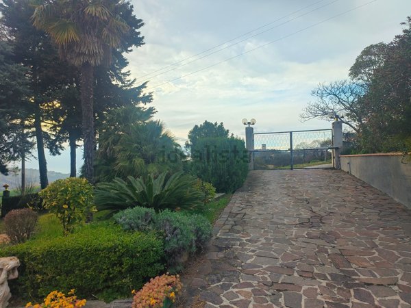 casa indipendente in vendita ad Ancona in zona Montesicuro