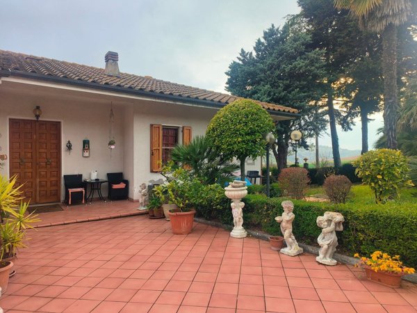 appartamento in vendita ad Ancona in zona Montesicuro